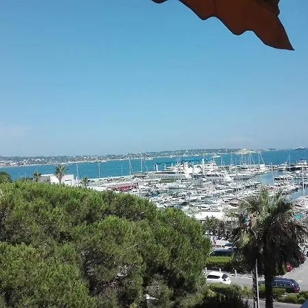 Grand Climatise En Bord De Avec Parking Securise