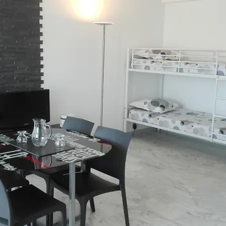 Grand Climatise En Bord De Avec Parking Securise